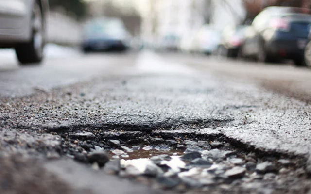 نحوه ترمیم آسیب‌های رنگ ترافیکی در معابر شهری